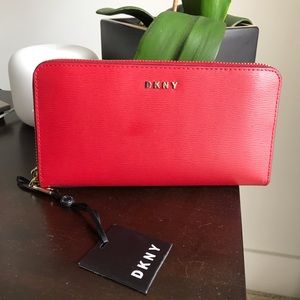NWT DKNY Bryant Leather Zip-Around Wallet